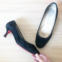 ราคา รองเท้าแบรนด์เนมมือสองchristian louboutin s.37(23.5cm) แท้ ส้นสูง1.5”นิ่มใส่สบาย ขอคนเท้าเรียวจ้า (7004166774)