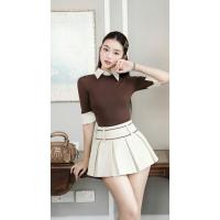 ราคา ลูกพีช เสื้อผ้า - เซ็ตเสื้อสีน้ําตาลพร้อมกระโปรงเทนนิสสีขาวครีมลดวัย (48004948816)