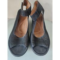 ราคา Clarks รองเท้าหนังสีดำ รัดข้อ ส้นสูง ไซส์ 40 (28216961767)