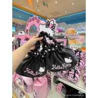 ราคา hello kitty กระเป๋าถือคิตตี้สีดำเงาๆ ทรงเกี้ยว ติดแกรมมาก ลิขสิทธิ์แท้ (48151883122)