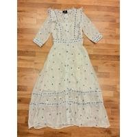 ราคา ชุดเดรสลายปัก สีขาว size M ป้าย one & one (29872781750)