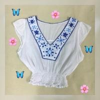 ราคา มือสอง เสื้อขาวจั๊มเอว คอวี แขนกุด ปักลายดอกไม้สีฟ้า (1525693638)
