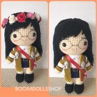 ราคา ตุ๊กตาถักรับปริญญา จุฬาลงกรณ์ ขนาด 12 นิ้ว (4545260451)