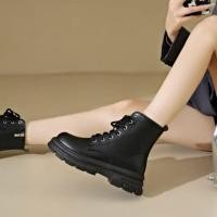 ราคา (used) รองเท้าบูทข้อสั้น สีดำ ไซส์ 39 (43804305029)