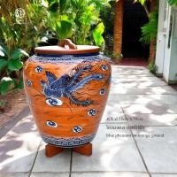 ราคา รามาเซรามิค โอ่งมลคล พร้อมฝาไม้สักทองและขาตั้ง ลายไก่ฟ้าบนพื้นสีส้ม (24392562661)