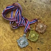 ราคา เหรียญรางวัล ถ้วยรางวัล รูปหยดน้ำ เหรียญกีฬาสี เหรียญรางวัลพลาสติก กีฬาสี แข่งขัน พร้อมสายคล้องคอ (6109107579)