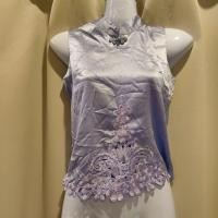 ราคา (มือสอง)เสื้อคอจีนแขนกุดผ้าซาตินเงา/สีฟ้าคราม ปัก/ติดลูกไม้ลายดอกไม้ สไตล์กี่เพ้าประยุกต์ (27874761038)