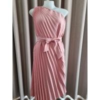 ราคา เดรสอัดพลีททรงไหล่เฉียง​ สีชมพู (10901524559)