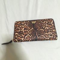 ราคา กระเป๋าตังค์ victoria secret แท้ สภาพ99% ซื้อมา1590 (1602032215)