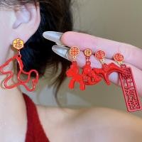 ราคา ต่างหูทรงม้าฟูสีแดงสดใส กับตัวอักษร สำหรับงานเฉลิมฉลอง (46653894289)
