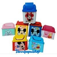 ราคา ถังขยะใบเล็กๆทรงเหลี่ยมเตี้ยลายแมวมารีและลายโดเรม่อน สีหวานแหวว มี 2 ขนาด. (2640296269)