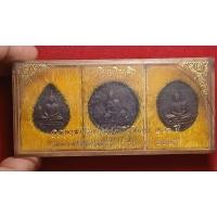 ราคา เหรียญที่ระลึกฉลองสมโภชกรุงรัตนโกสินทร์ 200 ปี วัดพระศรีรัต น ศาสดาราม พ.ศ.2525 พร้อมกล่อง (25744699351)