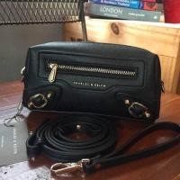 ราคา Charles&Keith ครอสบอดี้ รุ่นหน้าบาลอง สีดำ ของแท้100% (6449124063)