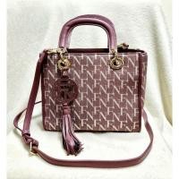 ราคา กระเป๋าFly Nowสวยใหม่อะไหล่ทองวิ้งถือ/สะพาย/crossbodyหู,มุมขอบลอกจุดเล็ก(2รูปท้าย)รับได้ค่อยซื้อน้ายาว10สูง8ข้าง4.4 (48754858625)