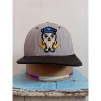 ราคา หมวก Snapback ยี่ห้อ Henus Edwin พร้อมเย็บปักถักร้อยตัวละครเลโก้สีเทาพร้อมชุดสายรัด (42405697828)