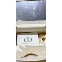 ราคา Dior Set ผ้าปิดตา, ริบบิ้นผูกผม,กล่องใส่ทิชชู และกระเป๋าเครื่องสำอางค์สีครีม (23362626200)