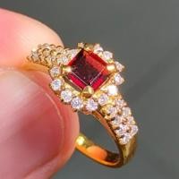 ราคา แหวนเงินแท้ชุบทองประดับพลอยเพทายแดงและเพชรโมซาไนท์ (27203538357)