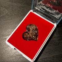 ราคา แมลงภู่คำหลวงรุ่นแรก เนื้อสัตตะโลหะ ครูบาออ (2335797463)