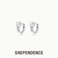 ราคา SHEPENDENCE ต่างหูห่วง Huggie คริสตัลรูปหัวใจ Luxe Lumi Heart สีเงิน S925 (43822526360)