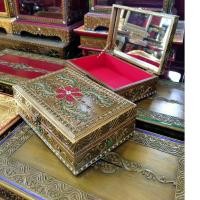 ราคา กล่องไม้เก็บของ บุกำมะหยี่ ใส่พระเครื่องประดับ เดินเส้นทองล้านนา หีบไม้มีกระจก (22480581562)