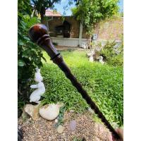 ราคา ไม้ตะพด ไม้เท้า ทำจากไม้พยุง ด้ามเกลียว ฝังเหรียญครุฑ พ.ศ. 2517 ยาวประมาณ 97 ซม. (23430526881)