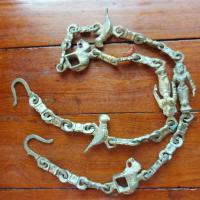 ราคา โซ่ทองเหลืองโบราณ ที่ตกแต่งด้วยรูปนกแก้ว ช้าง และผู้หญิงโบราณ คาดว่ามีต้นกำเนิดจากประเทศอินเดีย และน่าจะเป็นส่วนหนึ่งของ (25847891630)