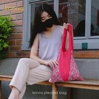 ราคา Korvia กระเป๋าผ้าพลีท ลายดอกไม้เล็ก Maria's Garden สีแดง สีบานเย็น กระเป๋าสะพายข้าง (6965744975)