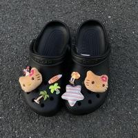 ราคา jibbitz crocs crybaby jibbitz crocs ของแทั รองเท้าหัวเข็มขัดหนังสีดำ Kitty แบบดอกไม้ Plush พร้อมอุปกรณ์ถอดได้ (51854747596)