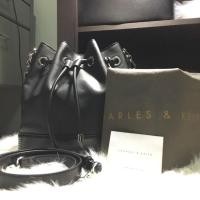 ราคา Charles & Keith Basic Drawstring shoulder bag (861370794)