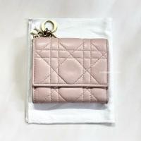 ราคา กระเป๋าสตางค์3พับใบสั้น Dior Lady WALLET สีชมพูอ่อน มือสองของแท้ (40352238456)