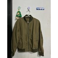 ราคา GU Bomber jacket สีเขียวขี้ม้า มือสองของแท้ (51856741959)