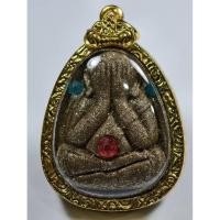 ราคา หลวงปู่มหาศิลา สิริจันโท วัดพระธาตุหมื่นหิน ปิดตา มหารวยรวมแร่ กายสิทธิ์ มีสร้อยข้อมือ พร้อมเลี่ยม ซองเดิม KA1055 (29573598244)