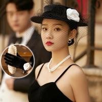 ราคา หมวกตาข่ายประดับดอกไม้ ถุงมือกำมะหยี่สีดำ วินเทจ สไตล์อังกฤษ หมวกตาข่ายสีดำติดดอกคามิเลีย หมวกปีกกว้าง (29591706816)