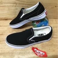 ราคา vans slip-on‼️ สีดำ size39 (2049271922)