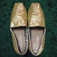 ราคา ส่งฟรีEMS รองเท้ามือสองแท้ Toms glitters กริตเตอร์สีทองw6 (124550458)