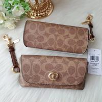 ราคา กระเป๋าใส่แว่น COACH CZ207 Sunglass Case In (42577133737)