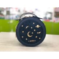 ราคา กระเป๋า Axixi แบรนด์แท้ ทรงกลม สีกรมปักเาวกริสเตอร์ มีสายสะพายยาวปรับระดับได้ มี2ซิป 2 ช่องแยกออกจากกันชัดเจน มีกันของตก (2221982416)