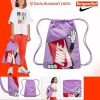 ราคา กระเป๋าNIKE KIDS GRAPHIC DRAWSTRING BAG สินค้าของแท้ ป้ายไทย พร้อมส่ง SKU:FB2821-532 (27274903986)