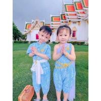 ราคา ชุดไทยชาย หญิง สีฟ้าสวยๆ ลูกสาวเสื้อผ้าฝ้ายแต่งสไปมุ้งเก๋ๆ ลูกชายเสื้อผ้าฝ้ายติดกระดุม พร้อมผ้าคาดเอว (28007182626)