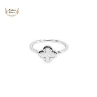 ราคา แหวนเงินแท้เกรดจิวเวลรี่ใบโคลเวอร์เล็ก 18K (27008355520)