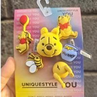 ราคา เสน่ห์หมีพู เซ็ทพร้อมรองเท้าแตะไขว้ รองเท้าแตะไขว้หมีพูห์ อุปกรณ์ตกแต่ง (51602997201)