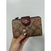 ราคา กระเป๋าสตางค์ใบสั้น Coach แบบ 2 พับสีน้ำตาล C ลายดอก (12593506187)
