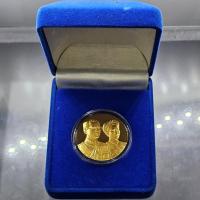 ราคา เหรียญที่ระลึกพระราชทาน ในหลวง ร.9 และพระราชินี เนื้อกะไหล่ทอง ขนาด 3 ซม. ทรงกลม (แจกเฉพาะข้าราชการ ใกล้ชิดพระองค์) พร้อ (57452657962)