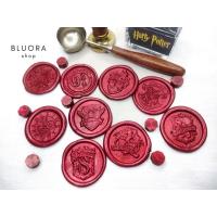 ราคา Wax Seal ครั่งสำเร็จรูป แฮร์รี่พอตเตอร์ Hogwarts ลาย 9¾ / บ้านต่าง ๆ / โลโก้เวทมนตร์ (สีแดงสด) (25696341283)