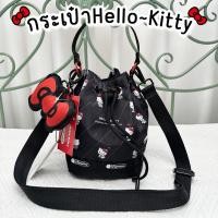 ราคา ส่งจากไทย พร้อมส่ง กระเป๋า Hello kitty กระเป๋าสะพายข้างทรงถัง พร้อมพวงกุญแจ ปรับสายสะพายได้ ลายคิตตี้ ใส่ของได้เยอะ (40207684544)
