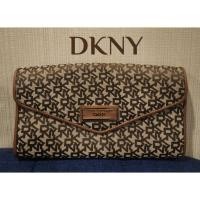 ราคา DKNY กระเป๋าสะพาย สายสั้น แบรนด์ DKNY สีน้ำตาล ขอบน้ำตาลเข้ม (27402080236)