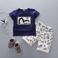 ราคา ชุดเด็กผู้ชาย เสื้อยืดคอกลมแต่งลายหน้าอก พร้อมกางเกงขาสามส่วน (สินค้าพร้อมส่งในไทย) (198016735)