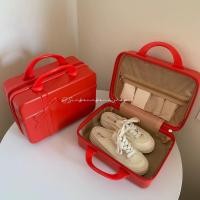 ราคา ❤️ กระเป๋า Red Ribbon กระเป๋าถือขึ้นเครื่อง สีแดงน่ารัก กระเป๋าเครื่องสำอางค์ Cosmetic bag ท่องเที่ยว (27959850480)