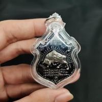 ราคา (BANG เหรียญวัวธนูทองคะนองฤทธิ์ หลวงปู่กาหลงเขี้ยวแก้ว เนื้อกะไหล่เงินลงยาสีดำเงิน เลี่ยมกรอบอย่างดี (24961777036)