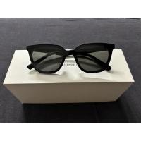 ราคา แว่นตากันแดด gentle monster รุ่น lilit สีดำ ของแท้100% มือสอง สภาพดีมาก กล่องครบ ราคา 400 บาท (27300967204)